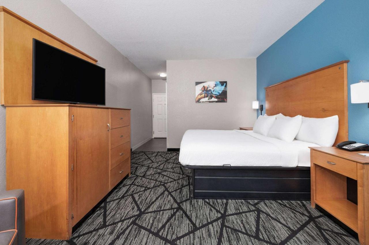 King Room with Bath Tub - Mobility/Hearing Accessible - Non-Smoking at La Quinta Inn & Suites by Wyndham Alvarado
