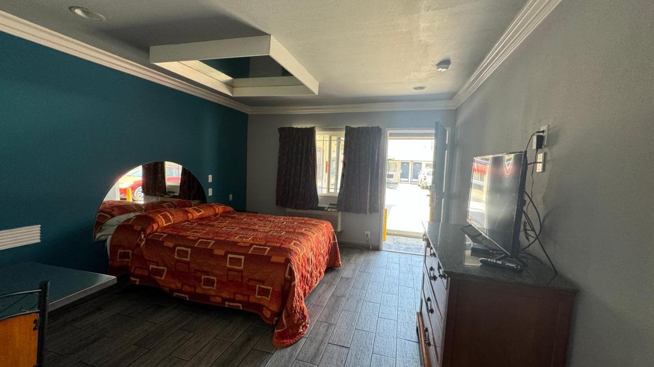  | Hiland Motel