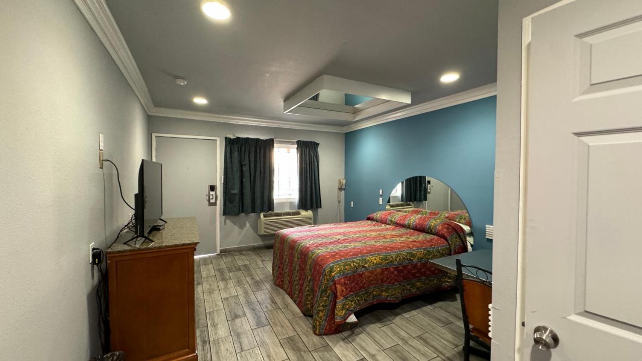  | Hiland Motel