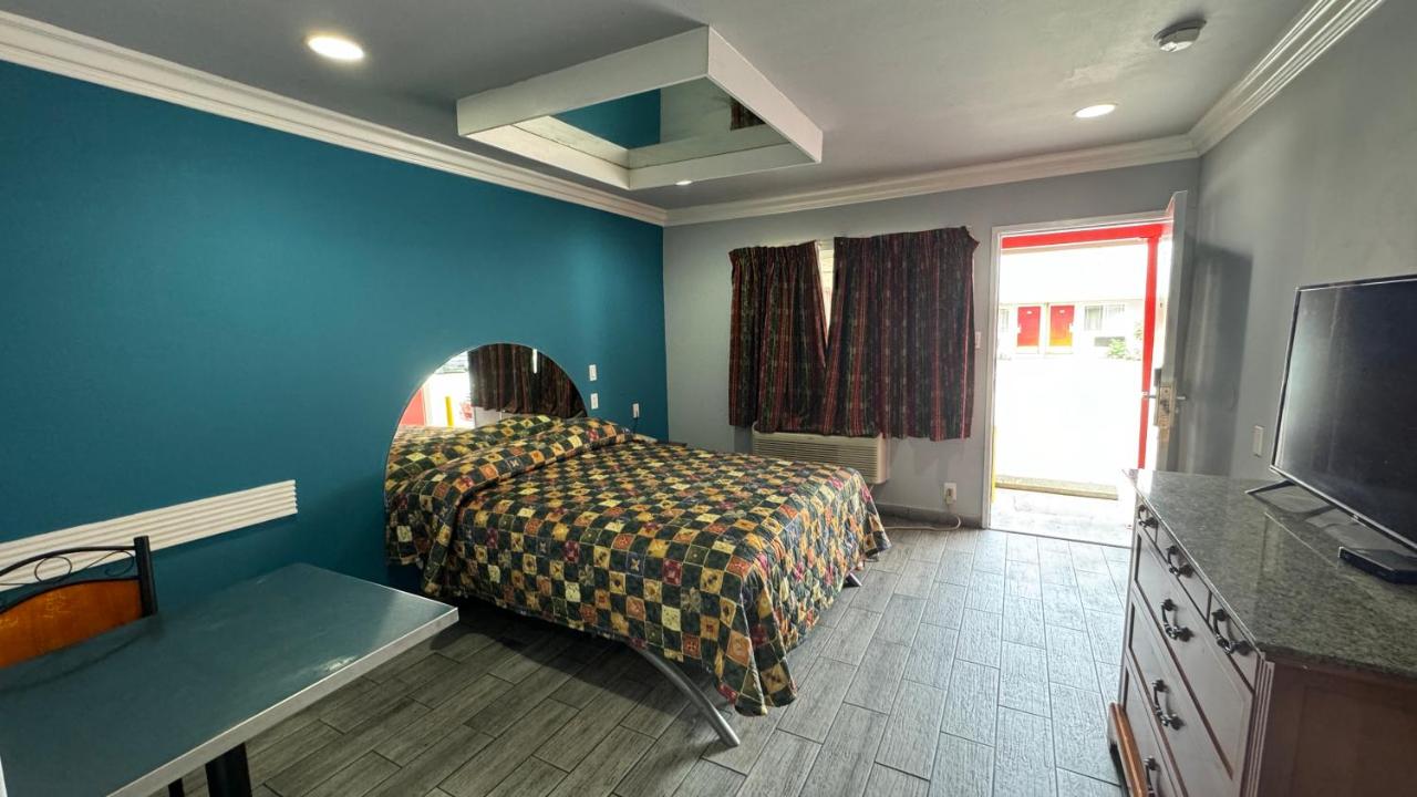  | Hiland Motel