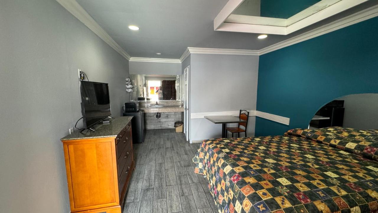  | Hiland Motel
