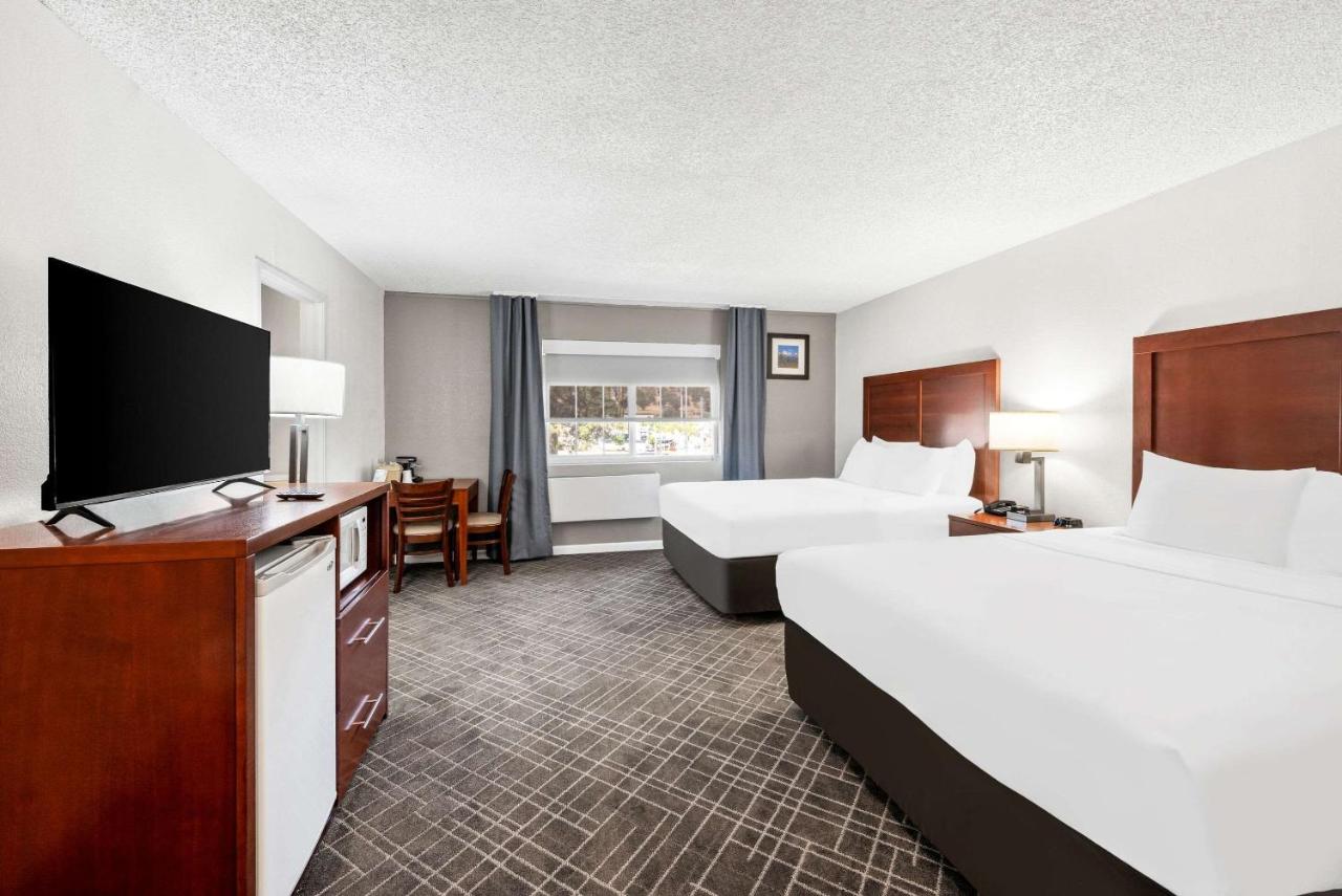 Queen Room with Two Queen Beds - Non-Smoking at Comfort Inn Yreka I-5