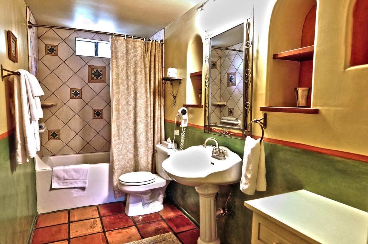 One-Bedroom Suite at Blue Iguana Inn