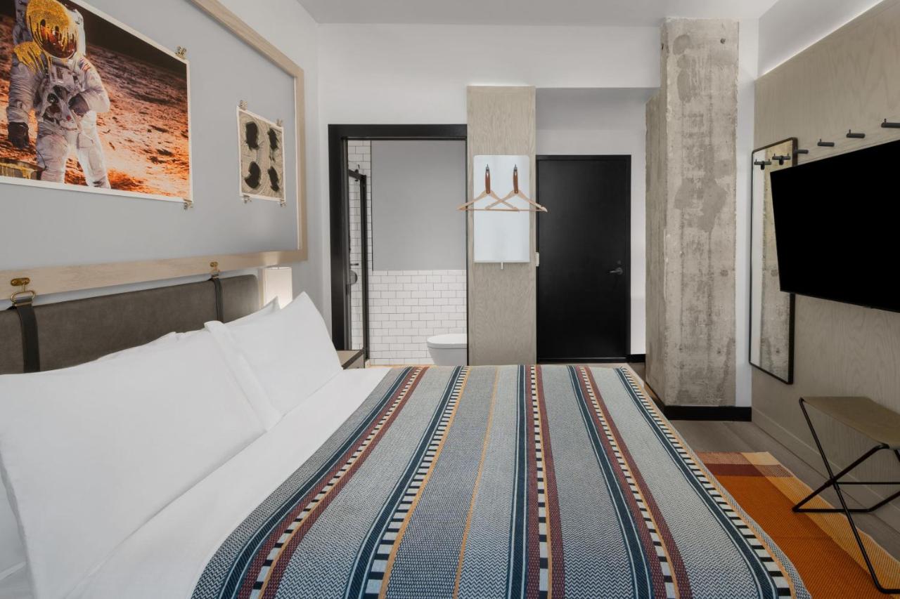 Standard Queen Room with Roll-in Shower - Mobility and Hearing Accessible at Moxy Houston Downtown