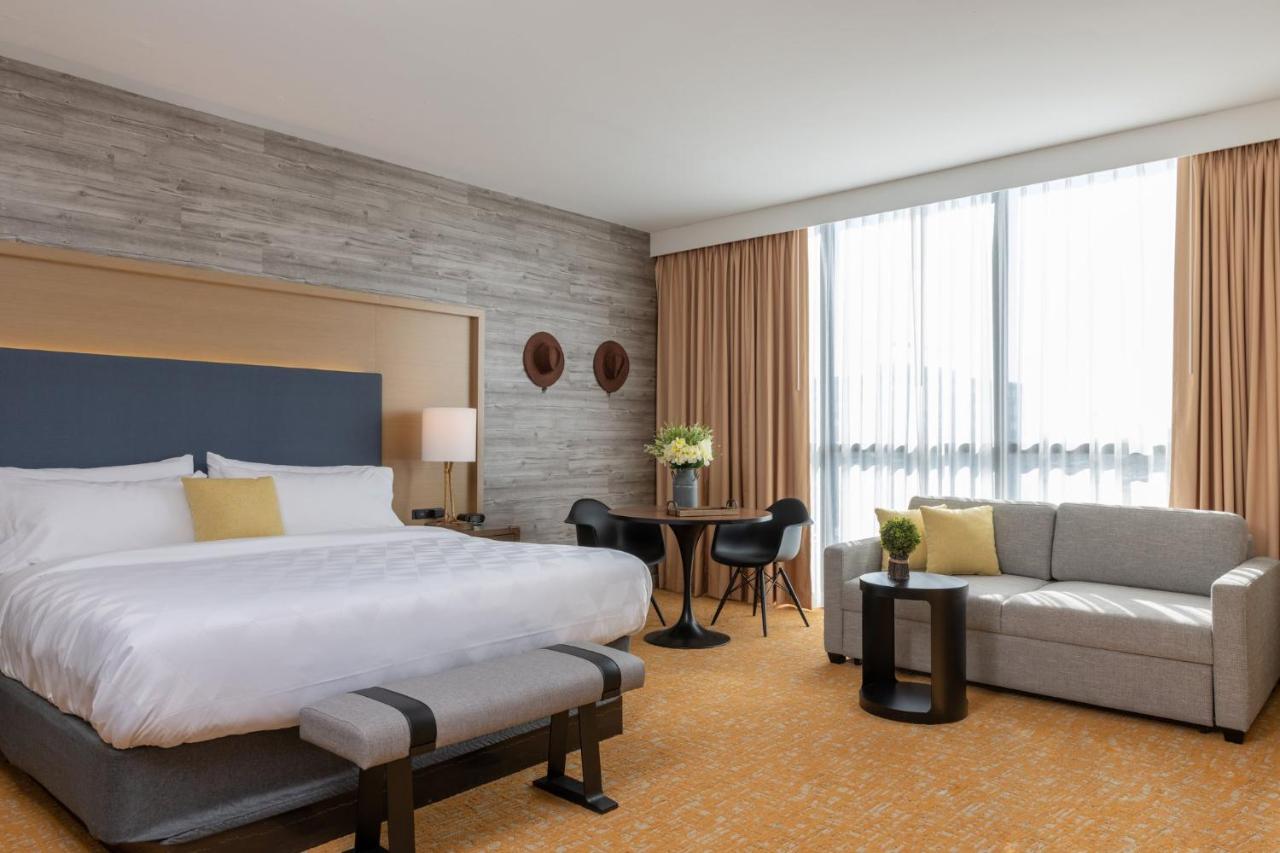 King Suite at Holiday Inn & Suites Nashville Downtown - Broadway by IHG