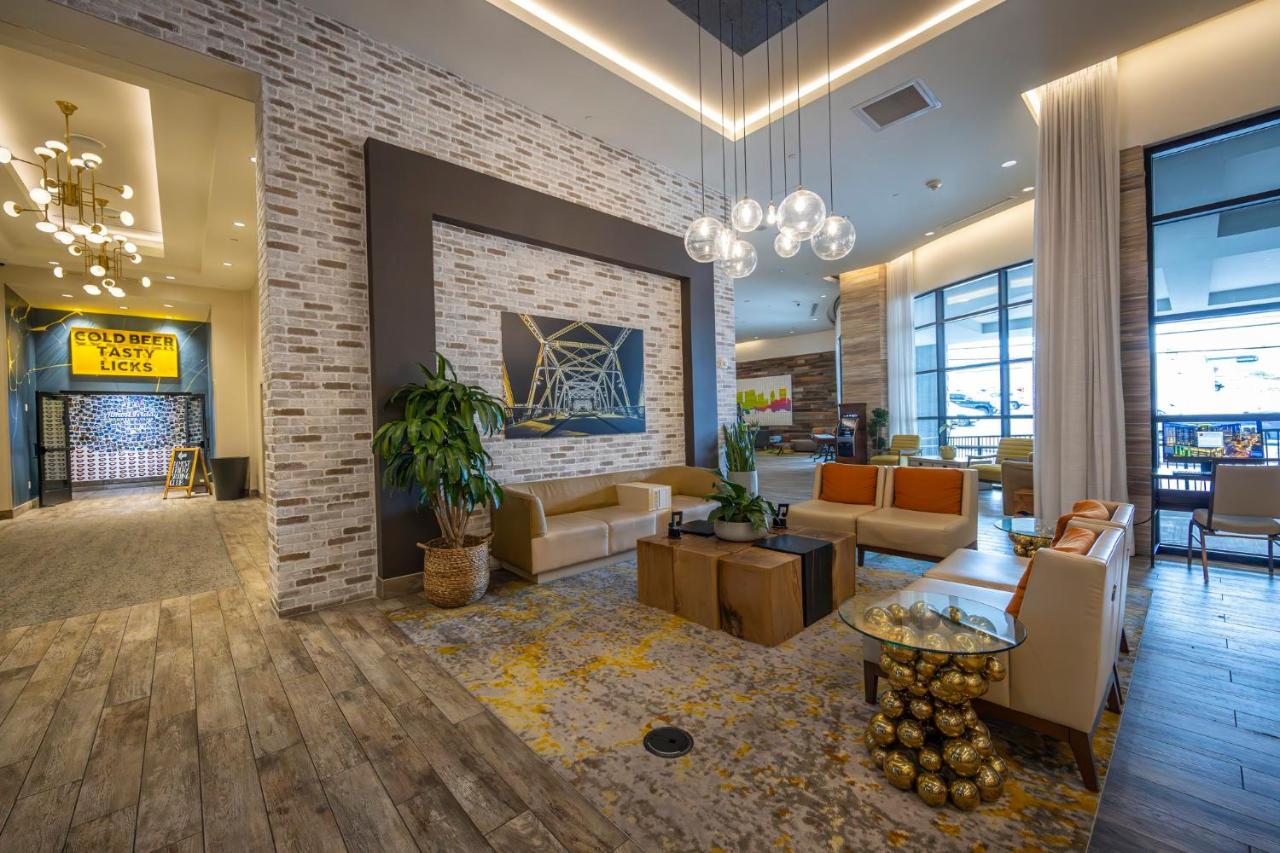 | Holiday Inn and Suites Nashville Broadway