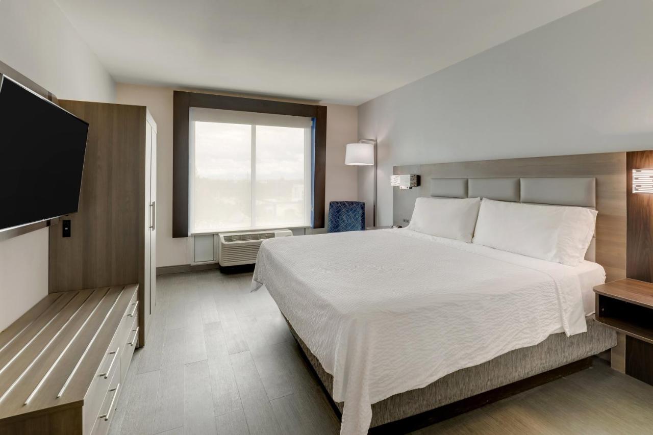 King Room - Hearing Accessible - Non-Smoking at Holiday Inn Express & Suites Richmond by IHG