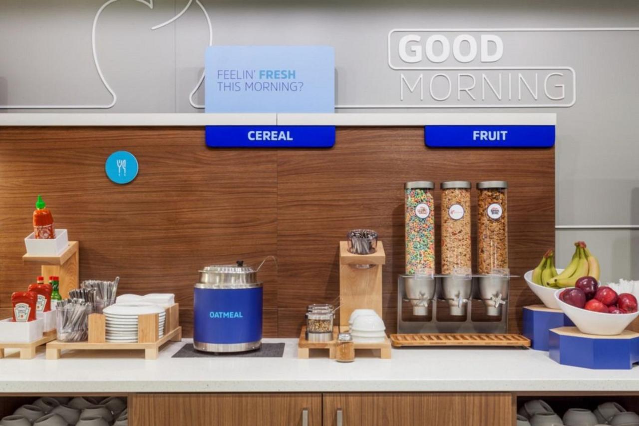 | Holiday Inn Express Cleveland Airport - Brook Park, an IHG Hotel