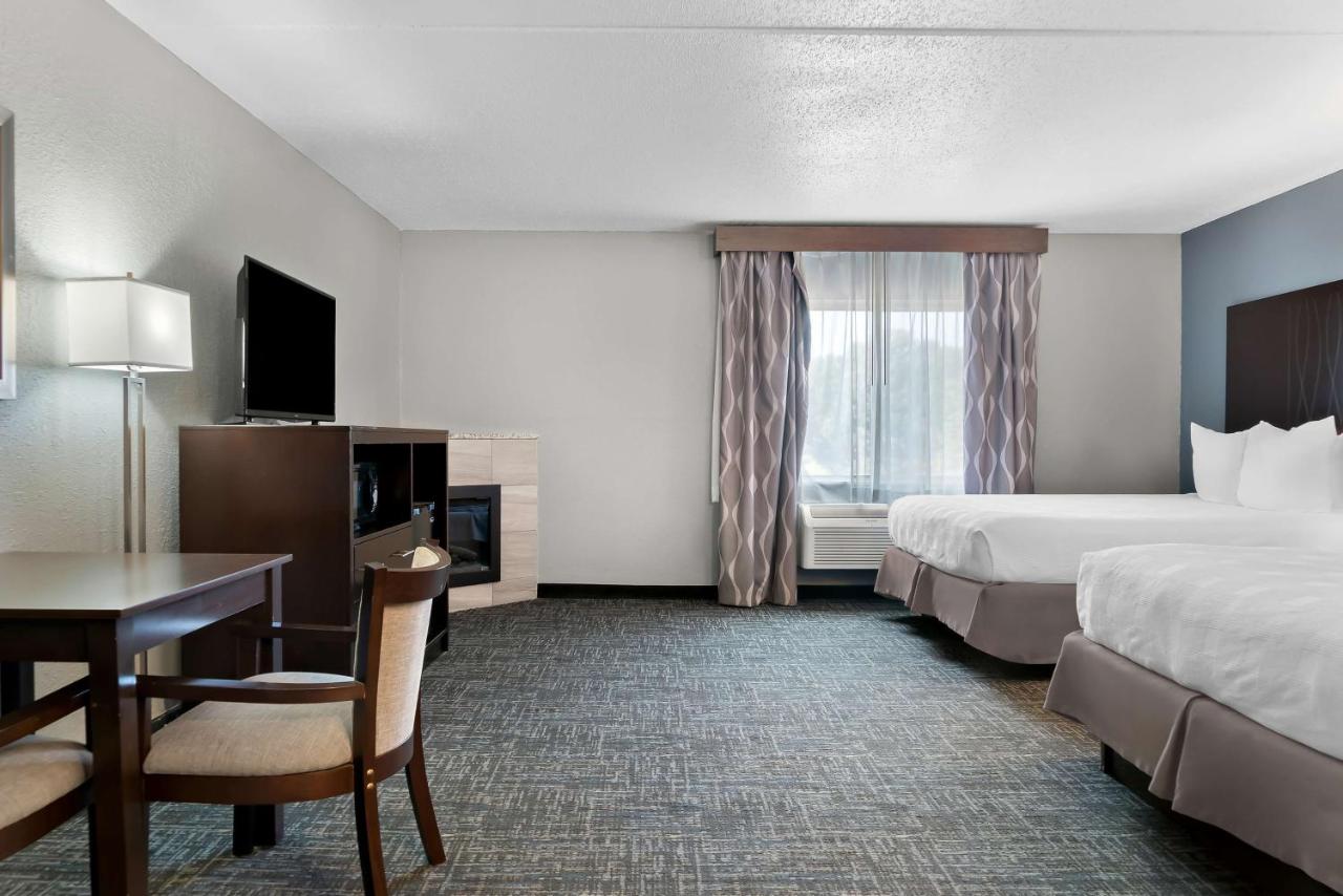 Queen Suite with Two Queen Beds and Fireplace at Best Western Plus Flint Airport Inn & Suites