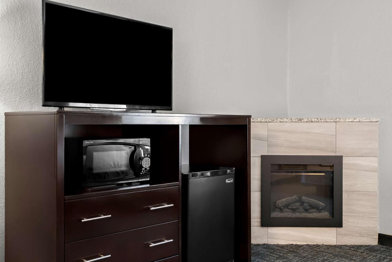 Queen Suite with Two Queen Beds and Fireplace at Best Western Plus Flint Airport Inn & Suites