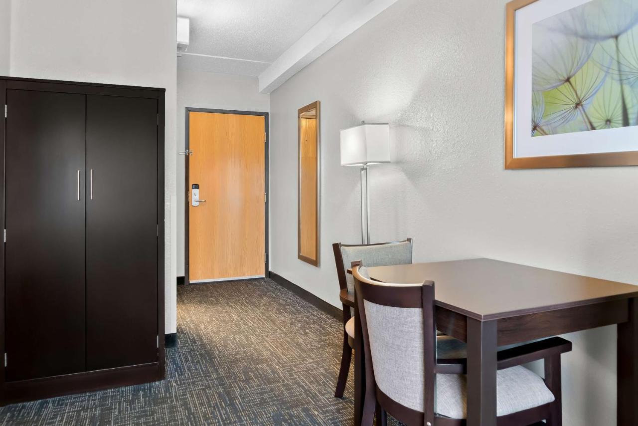 | Best Western Plus Flint Airport Inn & Suites
