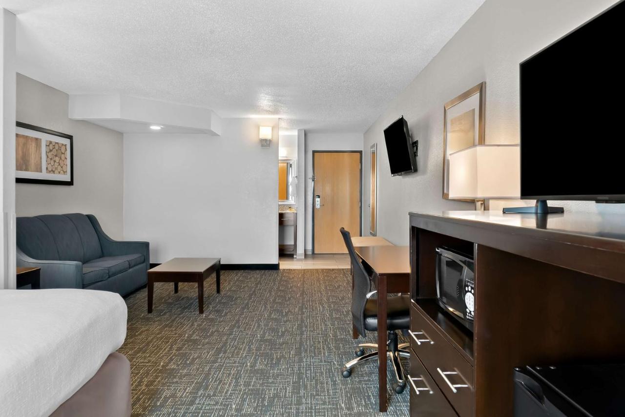 King Suite at Best Western Plus Flint Airport Inn & Suites
