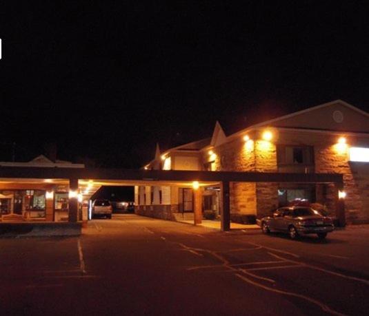 | Golden Circle Inn and Suites