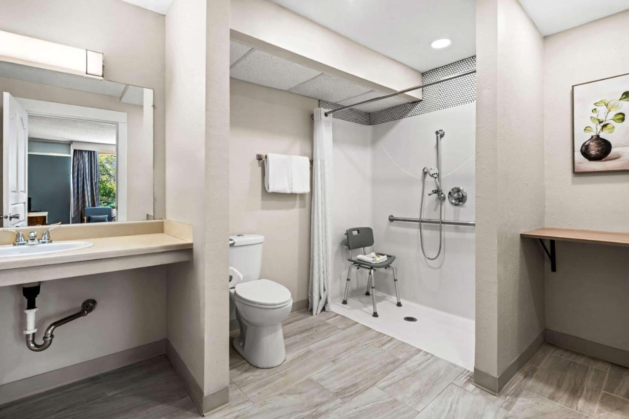 Double Room - Disability Access/Non-Smoking at Days Inn by Wyndham Dubuque
