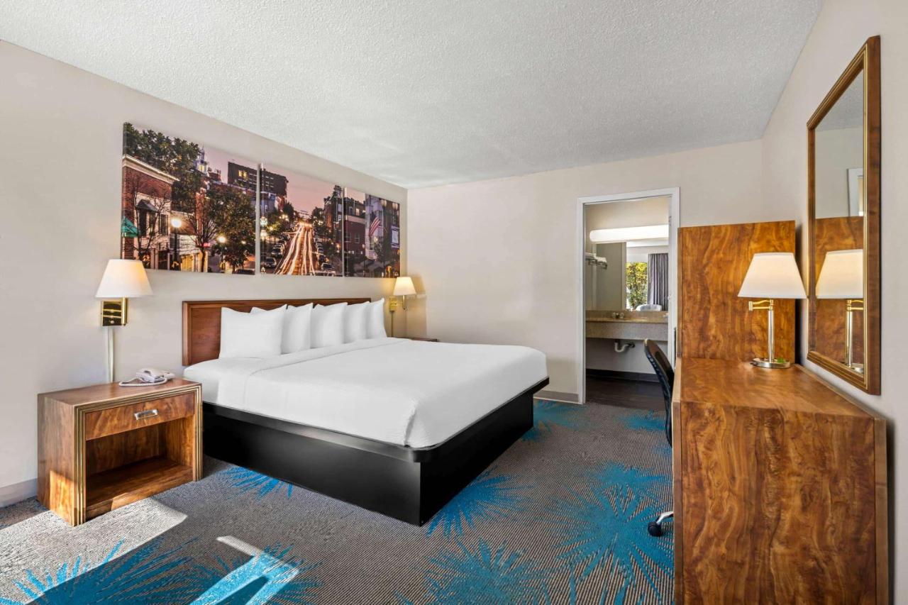 King Room - Non-Smoking at Days Inn by Wyndham Dubuque
