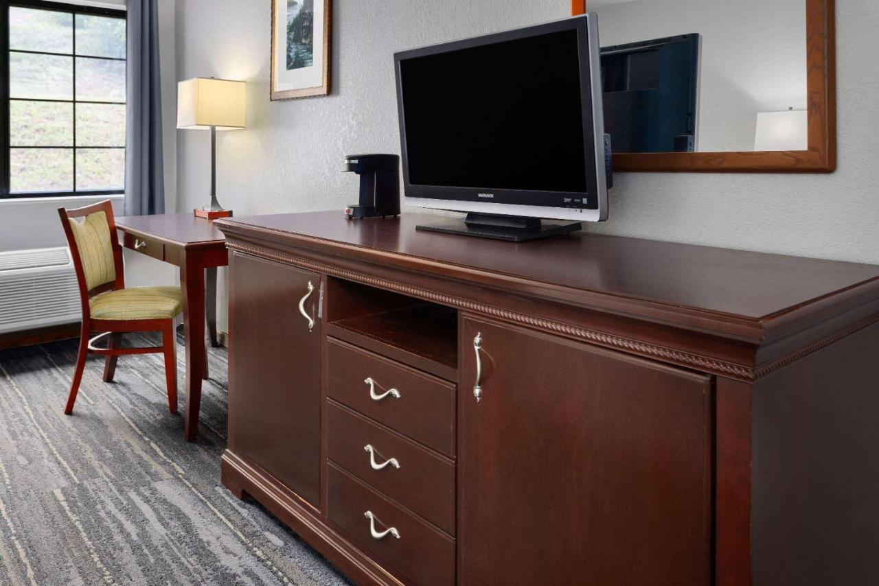 King Room - Non-Smoking at Days Inn by Wyndham Iron Mountain