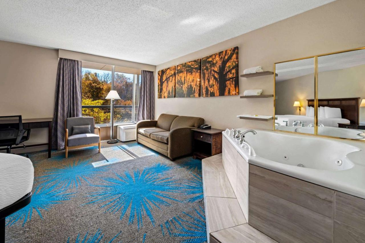 King Suite at Days Inn by Wyndham Dubuque