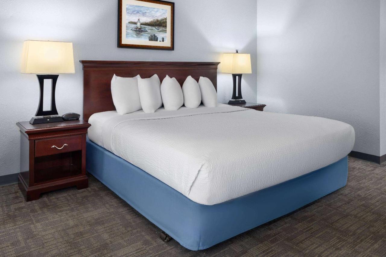 Deluxe King Room - Non-Smoking at Days Inn by Wyndham Iron Mountain