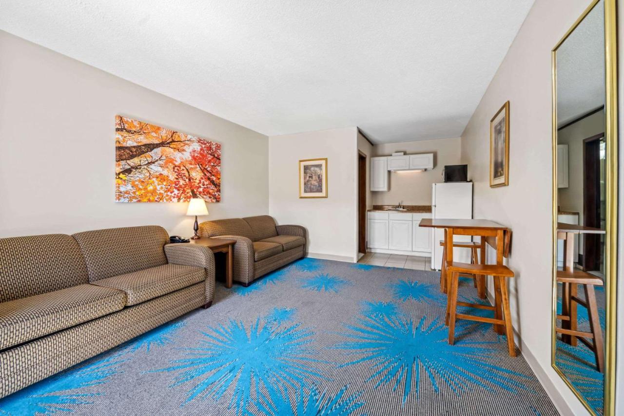 Double Suite at Days Inn by Wyndham Dubuque