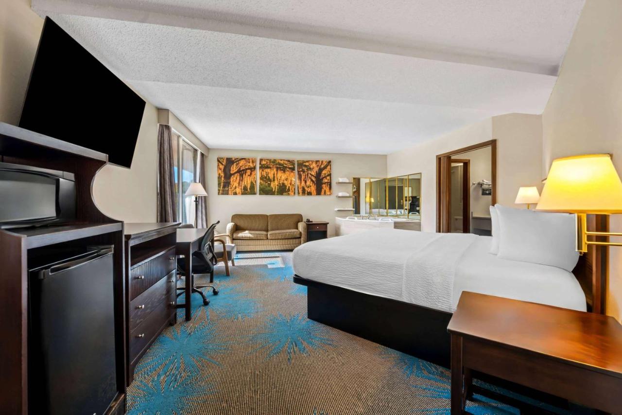 King Suite at Days Inn by Wyndham Dubuque