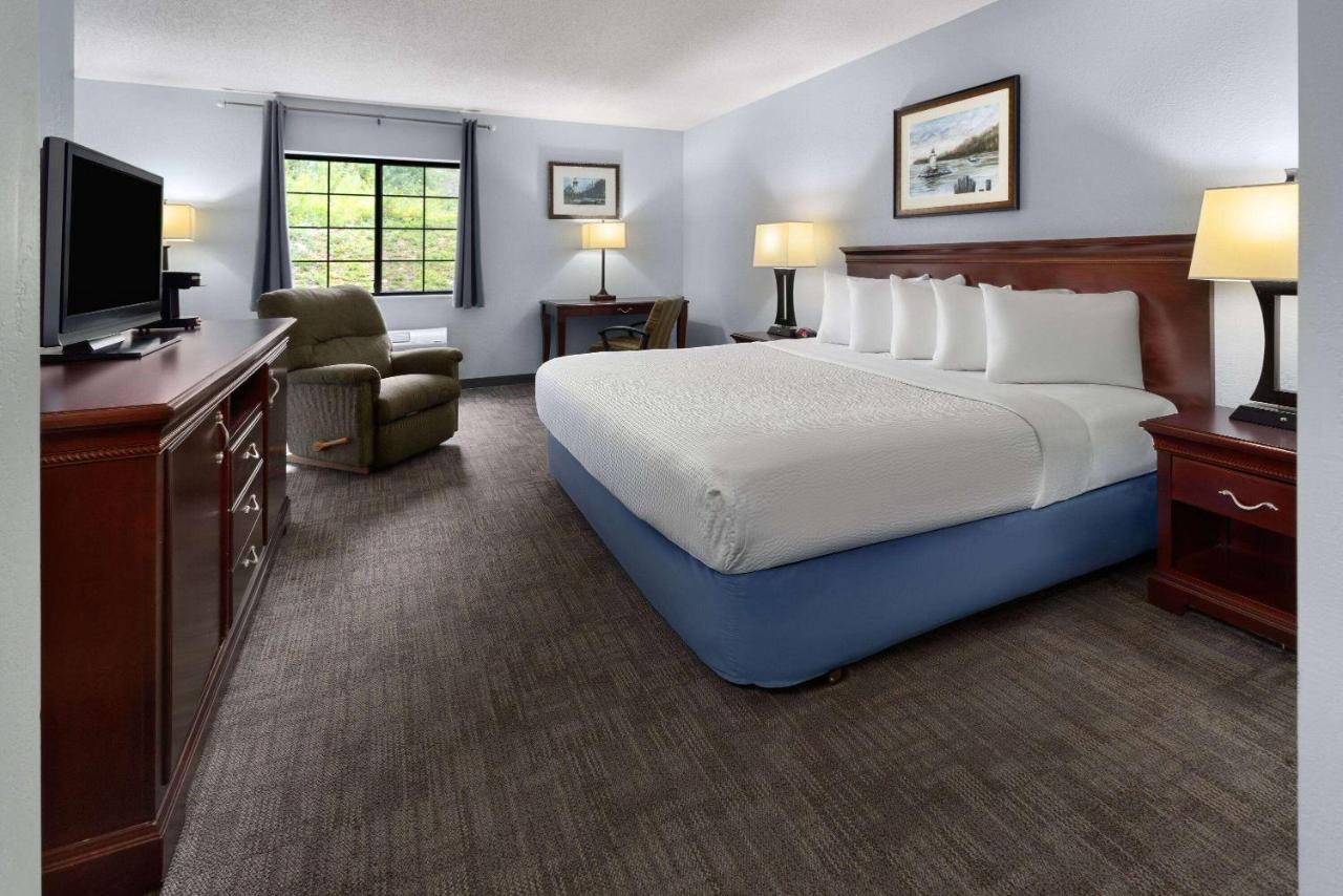 Deluxe King Room - Non-Smoking at Days Inn by Wyndham Iron Mountain