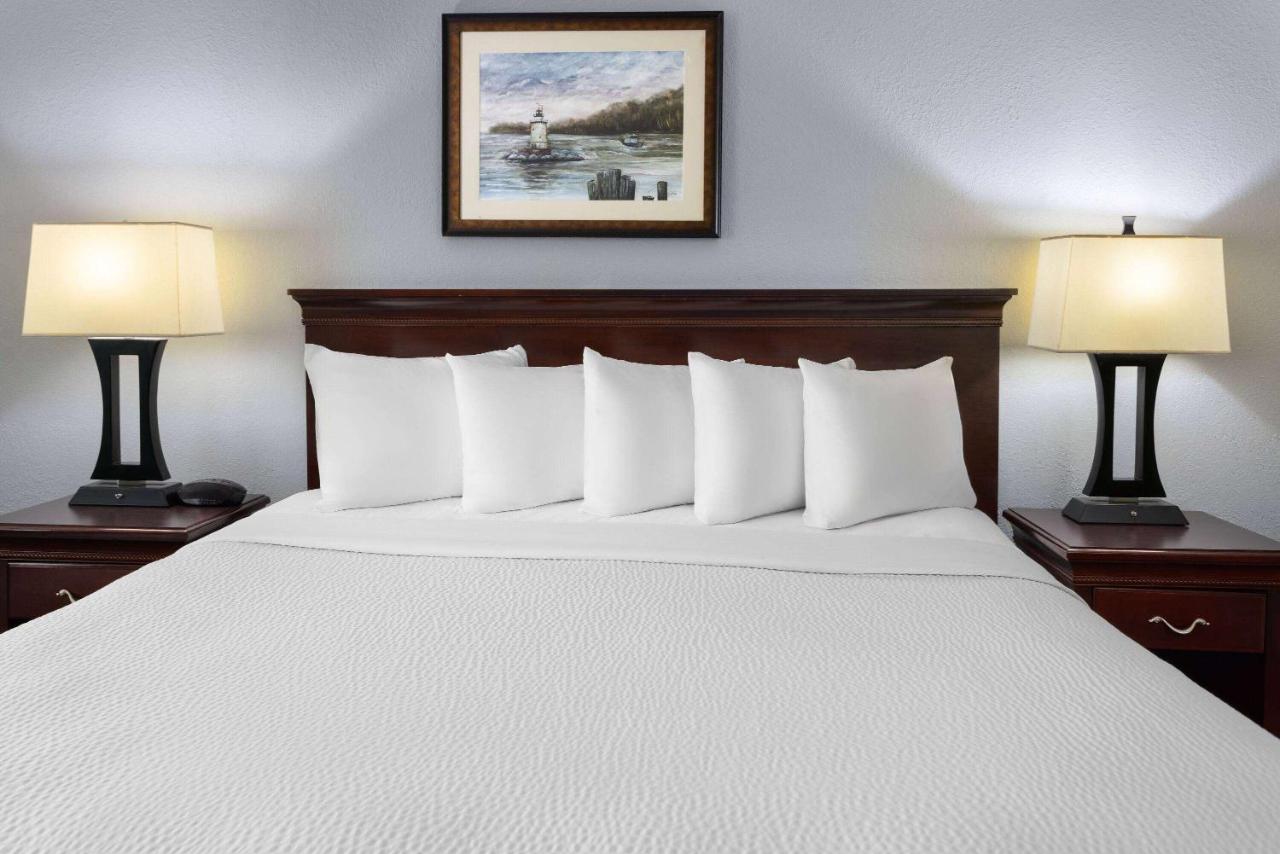 Deluxe King Room - Non-Smoking at Days Inn by Wyndham Iron Mountain