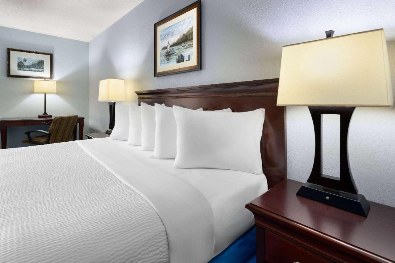Deluxe King Room - Non-Smoking at Days Inn by Wyndham Iron Mountain