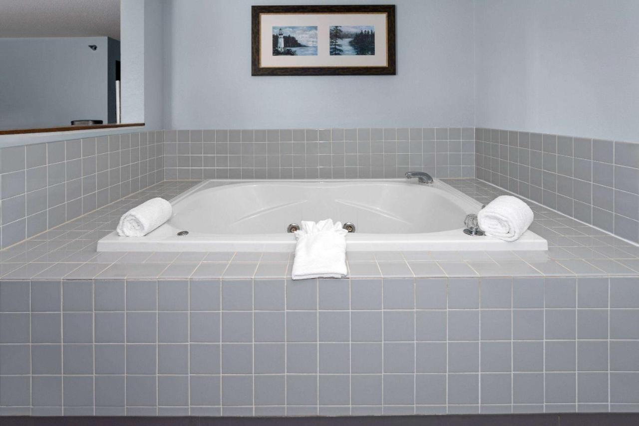 Deluxe King Room - Non-Smoking at Days Inn by Wyndham Iron Mountain