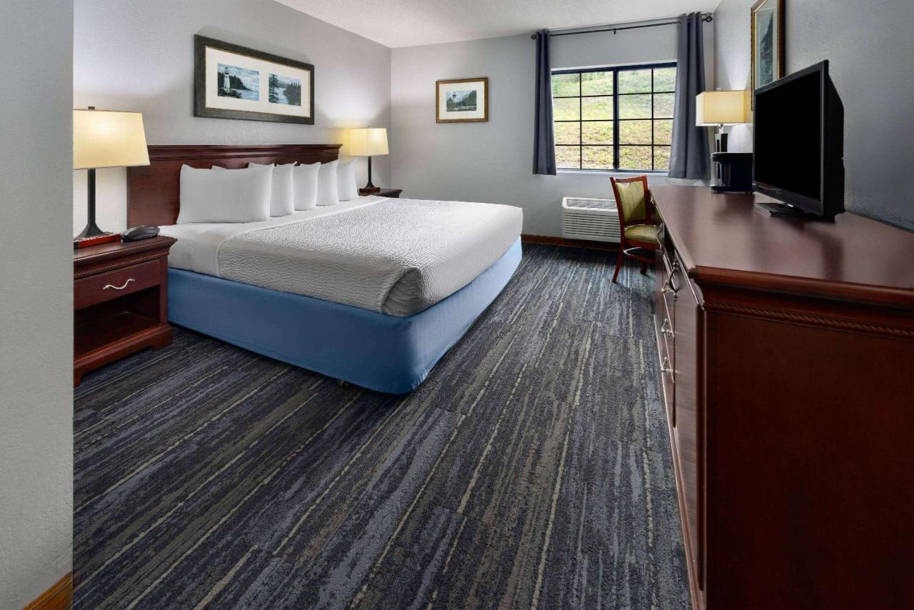 King Room - Disability Access/Non-Smoking at Days Inn by Wyndham Iron Mountain