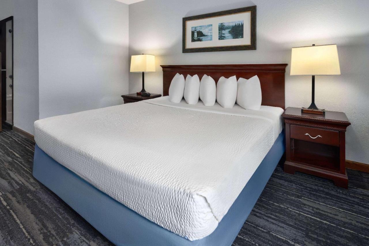 King Room - Disability Access/Non-Smoking at Days Inn by Wyndham Iron Mountain