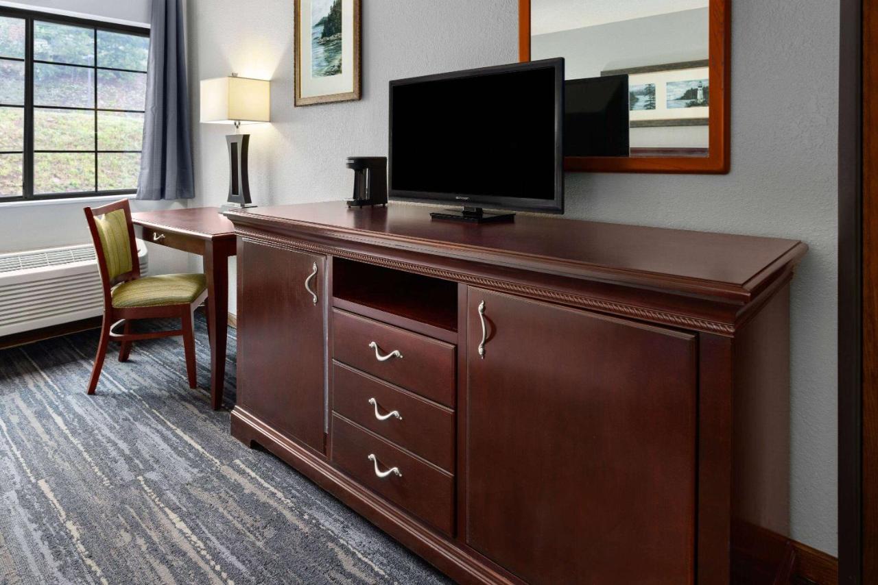 King Room - Disability Access/Non-Smoking at Days Inn by Wyndham Iron Mountain