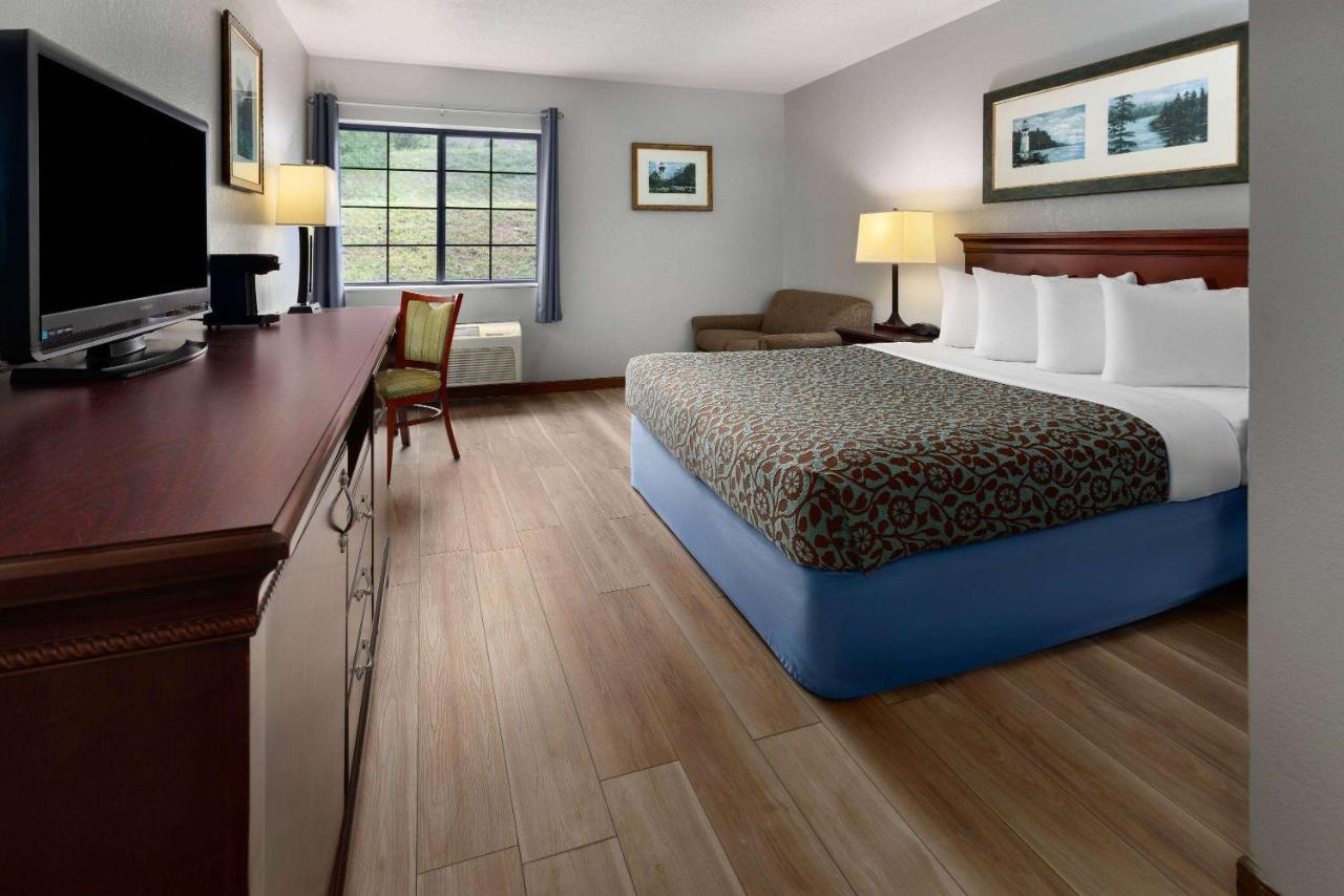 Queen Room - Disability Access/Non-Smoking at Days Inn by Wyndham Iron Mountain