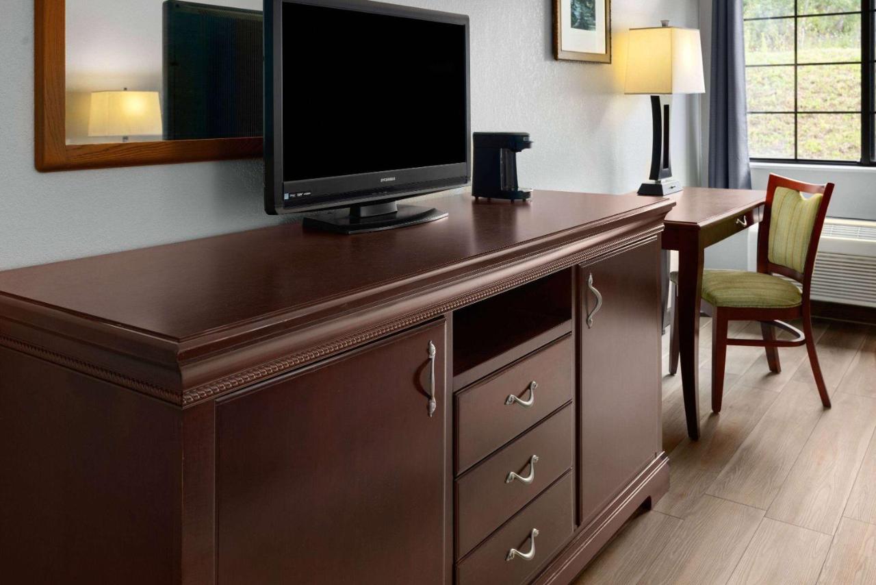 Queen Room - Disability Access/Non-Smoking at Days Inn by Wyndham Iron Mountain