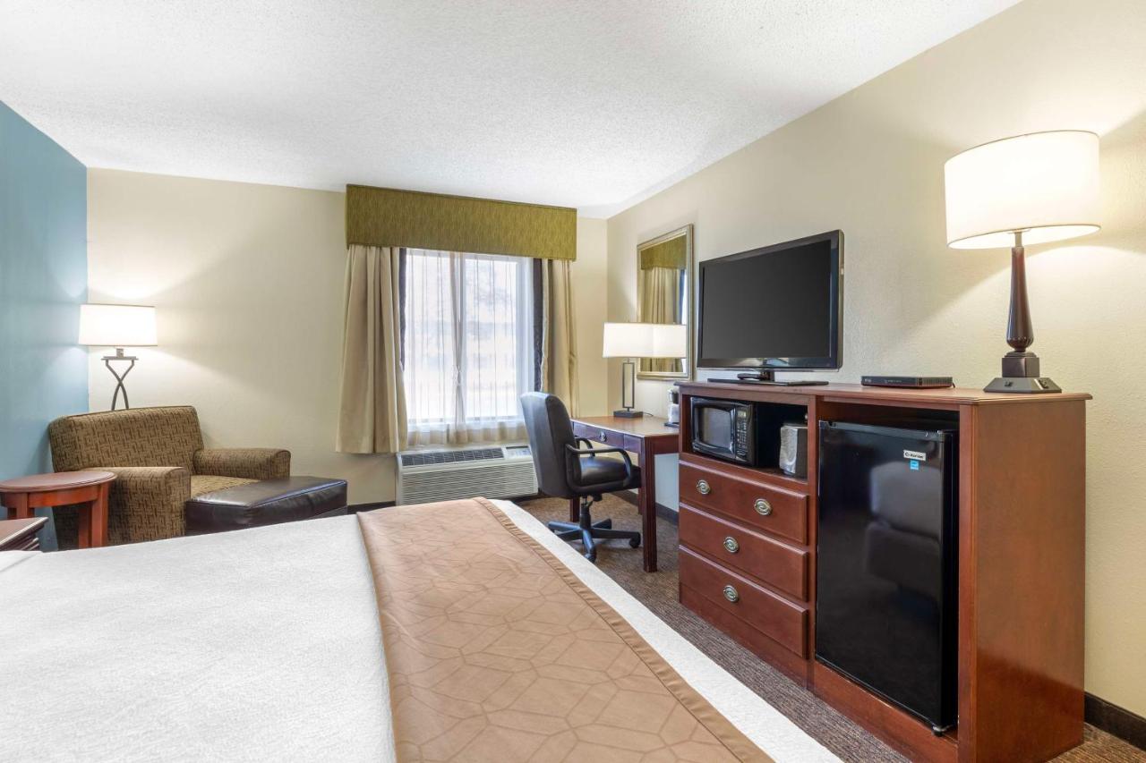 King Room with Roll-in Shower - Disability Access - Non smoking at Best Western Plus Sikeston I-55