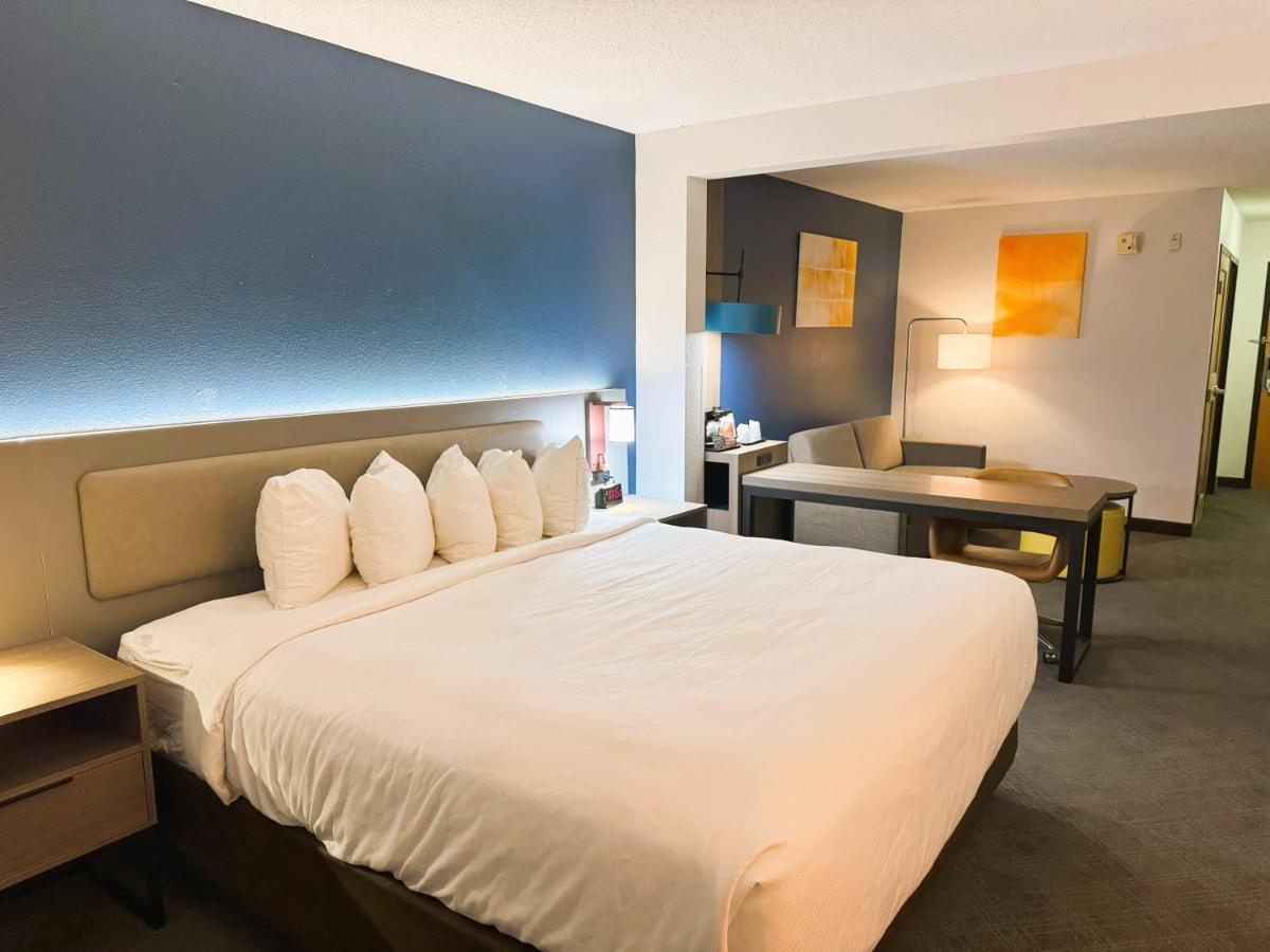 King Suite - Accessible/Non-Smoking at Comfort Inn & Suites Sheboygan I-43