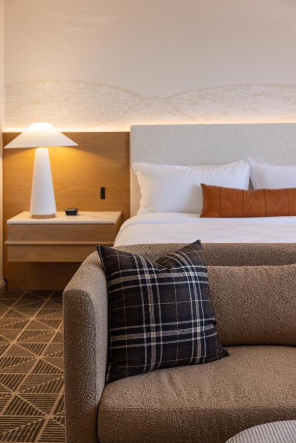 Deluxe King Room - Disability Access at Omni Las Colinas Hotel