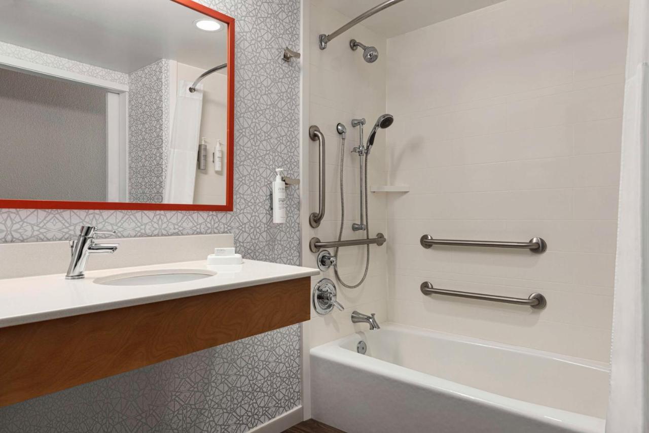 King Room - Disability Access with Tub at Hampton Inn Charlottesville