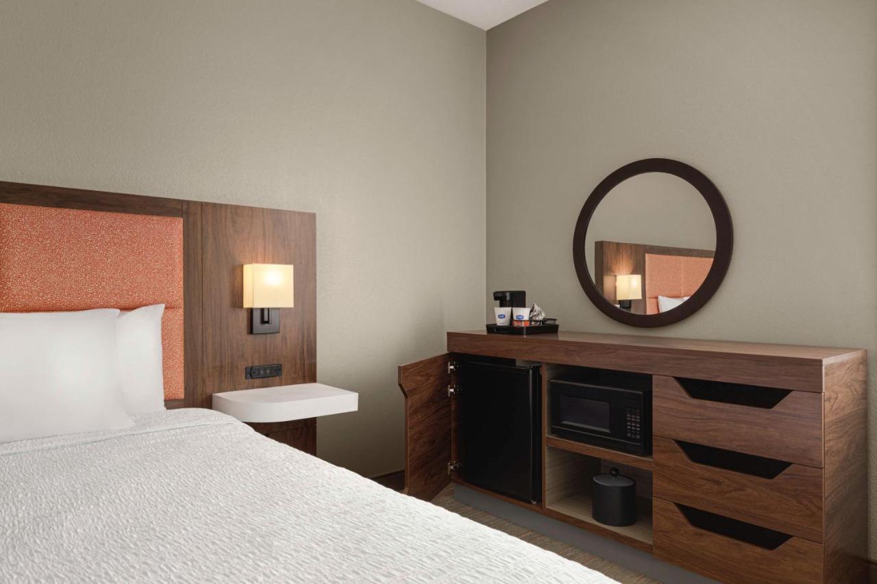 King Room - Disability Access with Tub at Hampton Inn Charlottesville