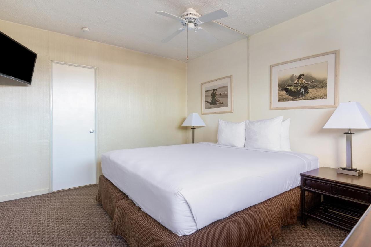 | Maui Seaside Hotel