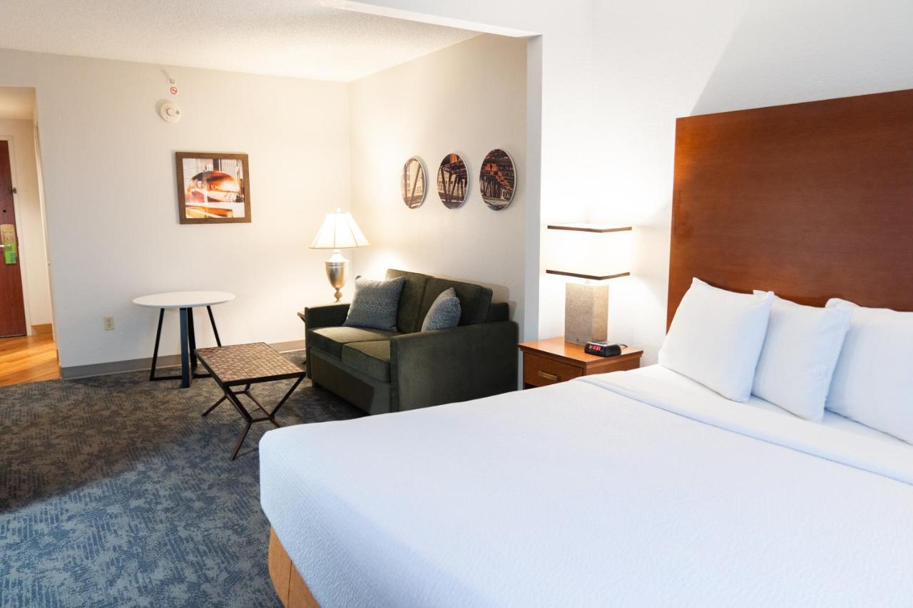 King Room - Disability Access at La Quinta Inn & Suites by Wyndham Bannockburn-Deerfield