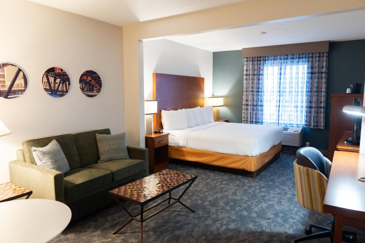 King Room - Disability Access at La Quinta Inn & Suites by Wyndham Bannockburn-Deerfield