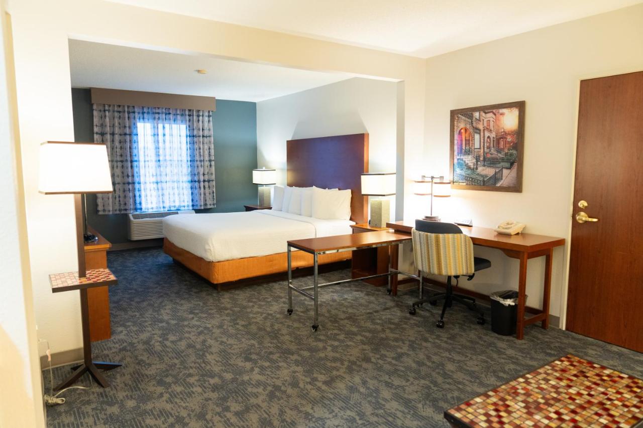 Executive King Room at La Quinta Inn & Suites by Wyndham Bannockburn-Deerfield