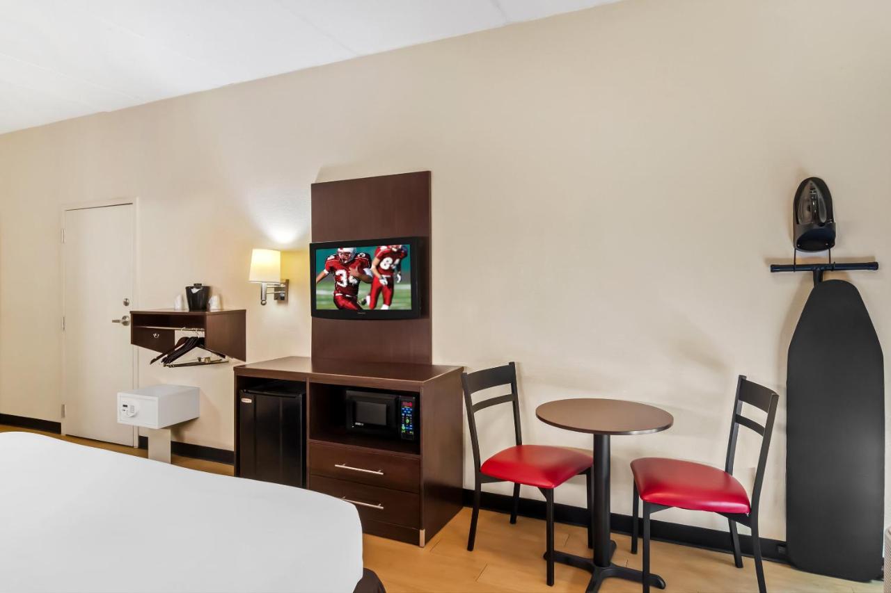 Superior King Room Disability Access Roll-In Shower Smoke Free at Red Roof Inn PLUS+ Jacksonville - Southpoint