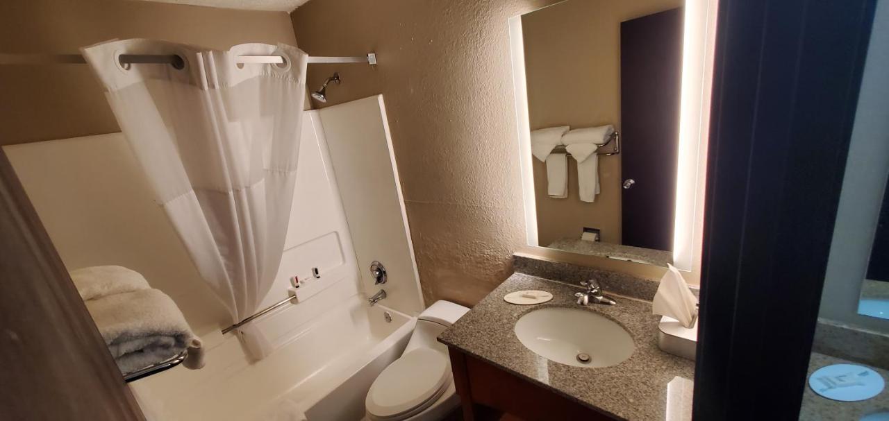 King Room - Non-Smoking at Super 8 by Wyndham Sterling Heights/Detroit Area