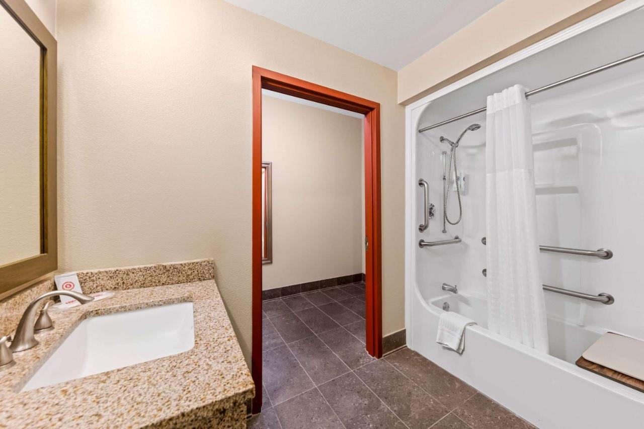 King Suite - Disability Access/Non-Smoking at Roanoke Suites