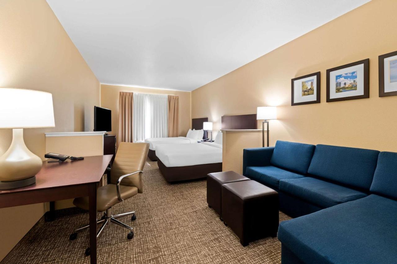 Queen Suite with Two Queen Beds at Roanoke Suites
