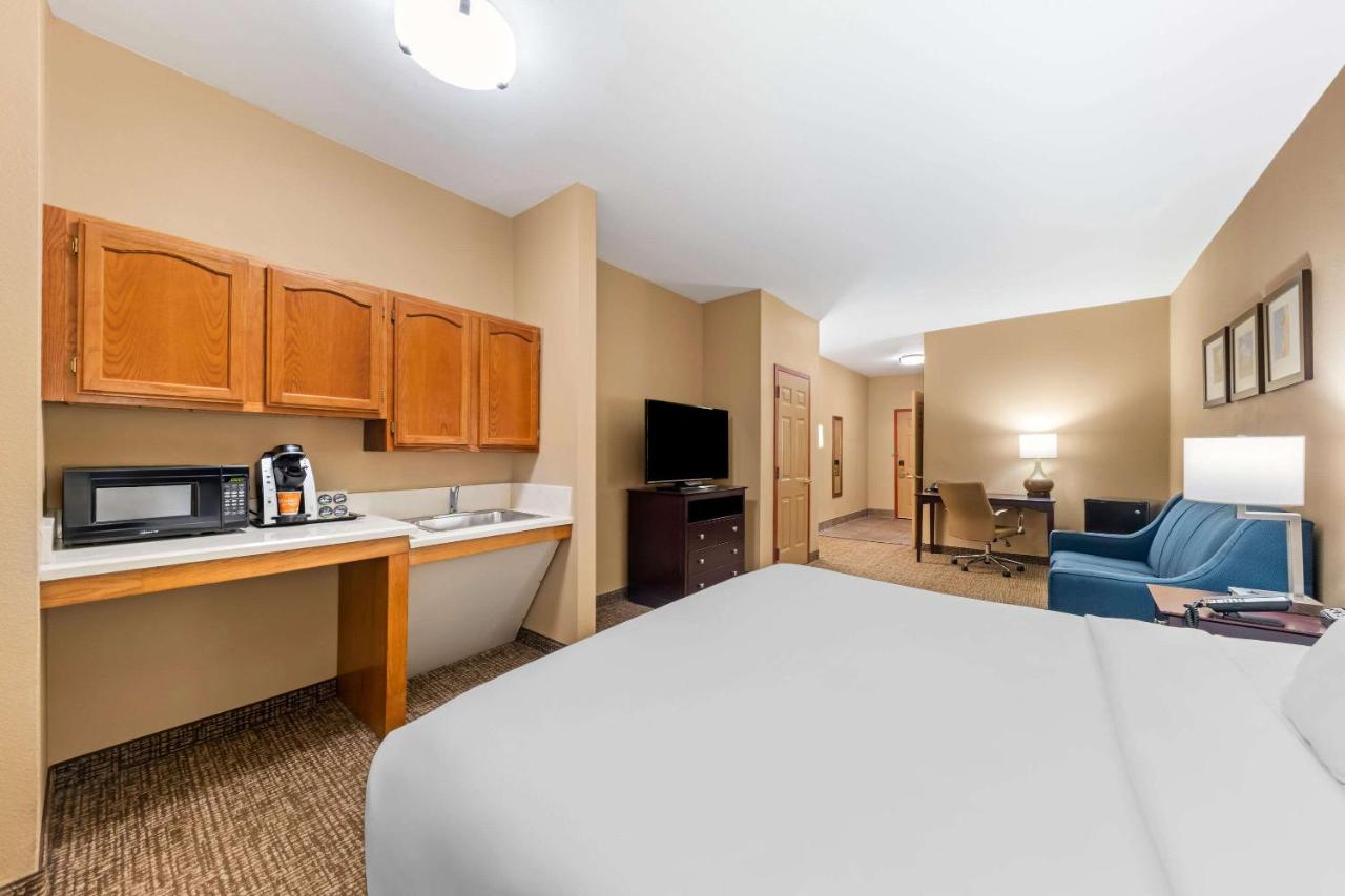 King Suite - Disability Access/Non-Smoking at Roanoke Suites