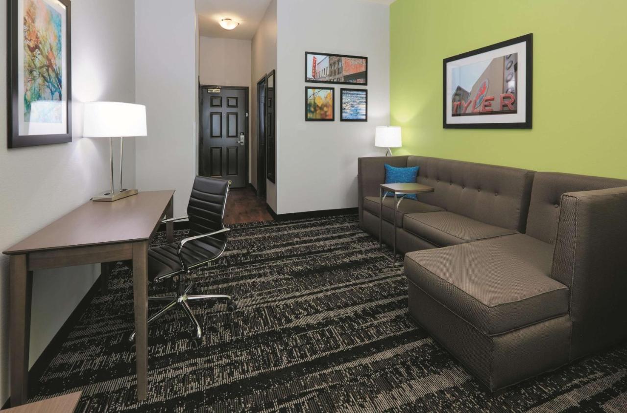 King Studio - Mobility/Hearing Access/Tub with Grab Bars/Non-Smoking at La Quinta Inn & Suites by Wyndham Tyler South