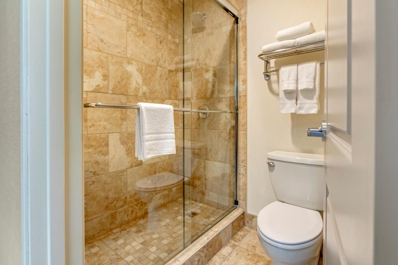 Deluxe King Room with Sofa Bed at Best Western Plus InnTowner Madison