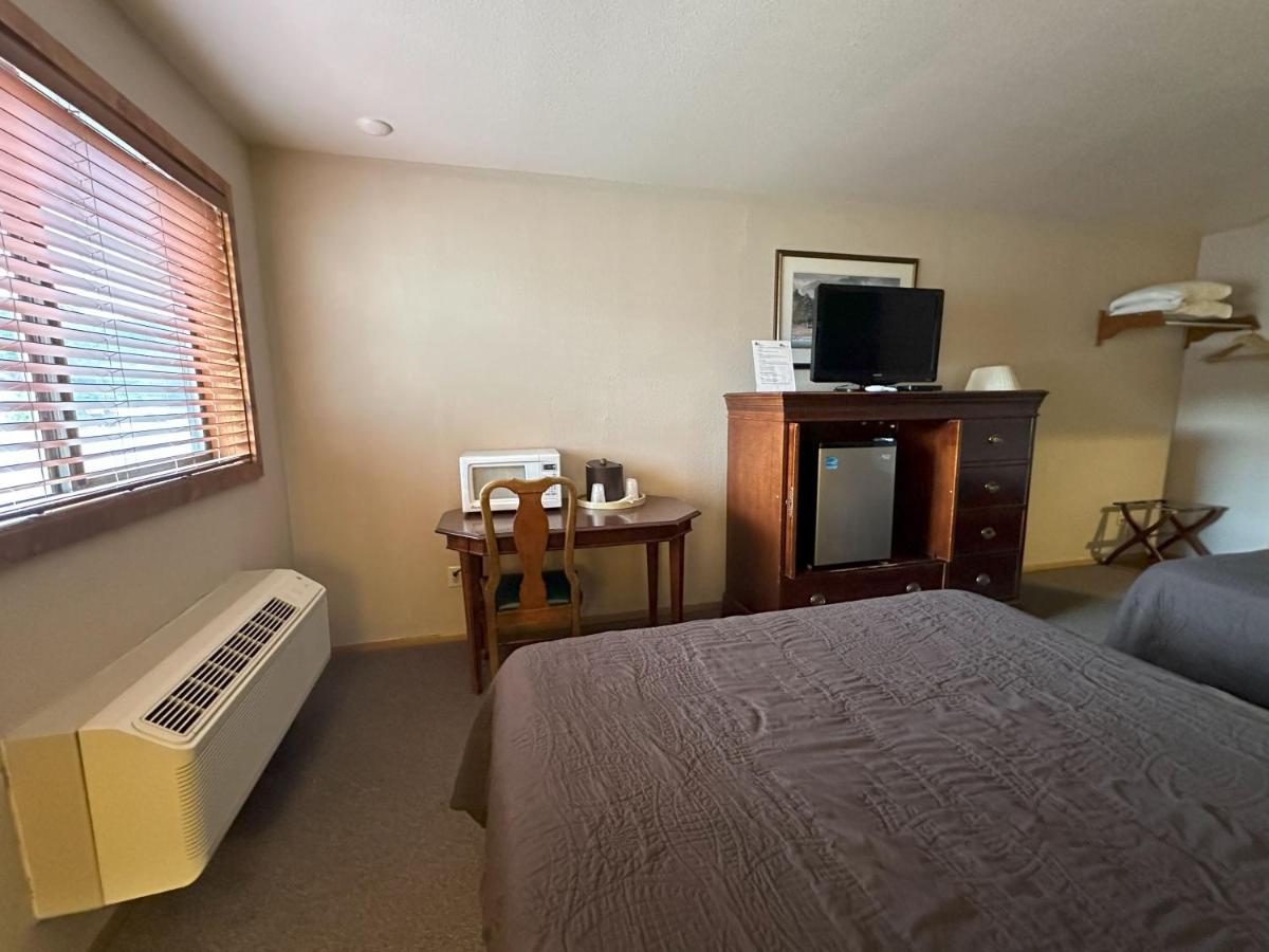 Queen Room with Two Queen Beds - Non-Smoking at Timber Lodge Inn